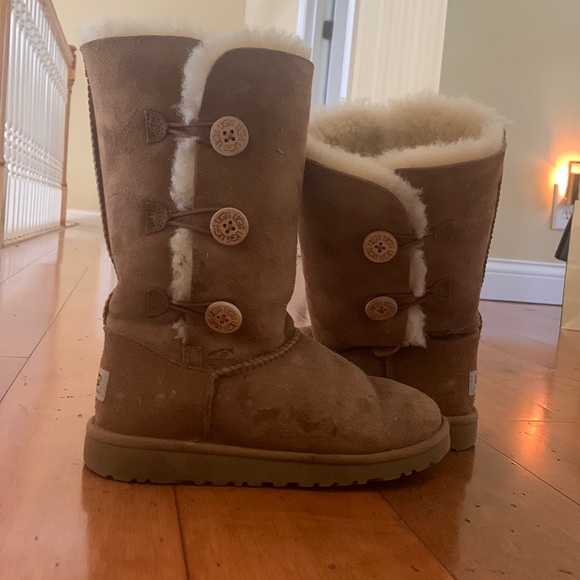 UGG Girls’ Bailey Button Triplet Boots - Picture 2 of 6